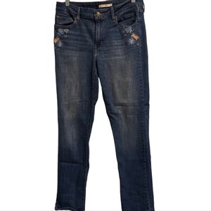 CLEARANCE: Levi's women's mid-rise skinny jean with embroidered details. Size 31